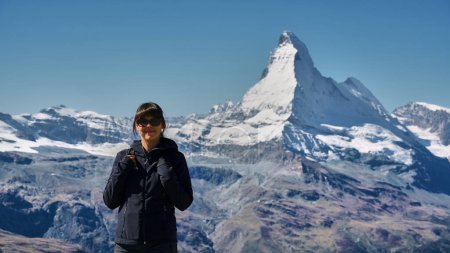Téléchargez les photos : Jeune randonneuse sur un sentier de randonnée vers le sommet du Cervin dans les Alpes suisses - en image libre de droit