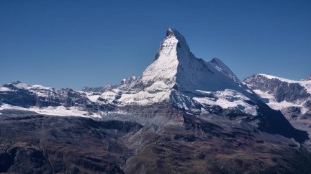 Téléchargez les photos : Paysage avec le sommet du Cervin dans les Alpes suisses enneigées - en image libre de droit