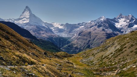 Téléchargez les photos : Paysage avec le sommet du Cervin dans les Alpes suisses enneigées - en image libre de droit