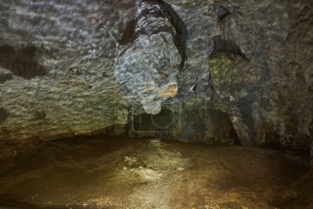 Foto de Paisaje subterráneo con una cueva y un lago y varios espeleotemas - Imagen libre de derechos