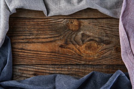 Foto de Tablero hecho a mano de madera disparado en plano con mucho espacio de copia disponible, como fondo - Imagen libre de derechos