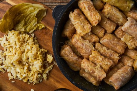 Téléchargez les photos : Rouleaux de chou avec viande de porc et riz, sarmale, un plat roumain traditionnel, en préparation - en image libre de droit