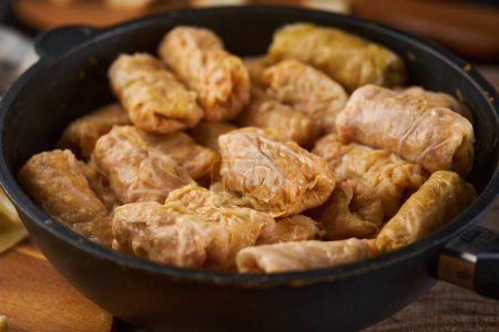 Téléchargez les photos : Rouleaux de chou avec viande de porc et riz, sarmale, un plat roumain traditionnel, en préparation - en image libre de droit