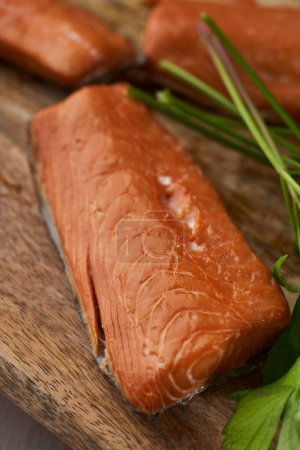 Téléchargez les photos : Biftecks de filet de saumon fumé sur une planche de bois en gros plan - en image libre de droit