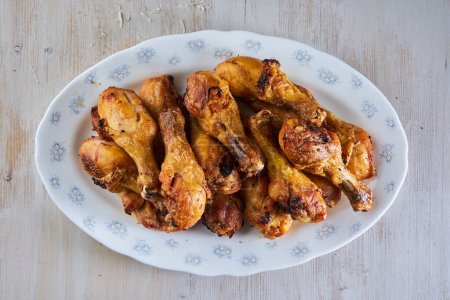 Foto de Primer plano de palitos de pollo a la parrilla hechos con sabores asiáticos y receta, en una tabla de madera blanca - Imagen libre de derechos