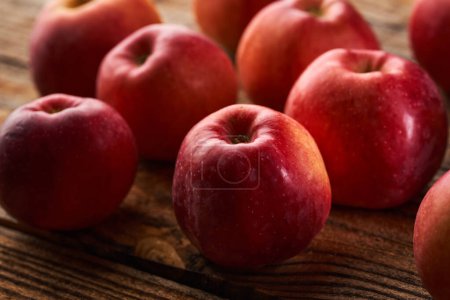 Foto de Manzanas rojas en un tablero rústico de madera, primer plano - Imagen libre de derechos