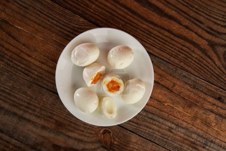 Foto de Los huevos blandos cocidos en un plato en una tabla de madera, plano ponen el tiro del estudio - Imagen libre de derechos