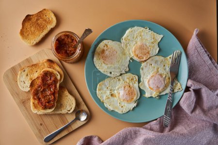 Téléchargez les photos : Plan plat d'un petit déjeuner d'œufs frits et de purée de légumes tartinés sur du pain grillé - en image libre de droit