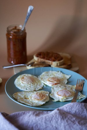 Téléchargez les photos : Gros plan d'œufs frits et de légumes écrasés dans un chutney - en image libre de droit