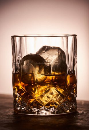 Foto de Primer plano de un vaso de bourbon o whisky con cubitos de hielo - Imagen libre de derechos