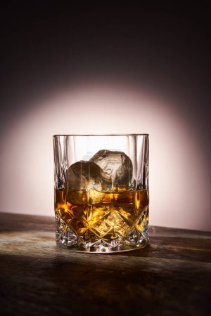 Téléchargez les photos : Gros plan d'un verre de bourbon ou de scotch avec des glaçons - en image libre de droit
