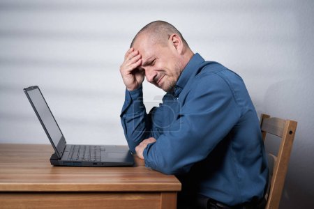 Téléchargez les photos : Homme d'affaires avec une forte migraine tenant la tête, concept de stress de surmenage - en image libre de droit