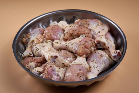 Foto de Primer plano de palillos de pollo crudo sazonados, patas, listos para la parrilla - Imagen libre de derechos