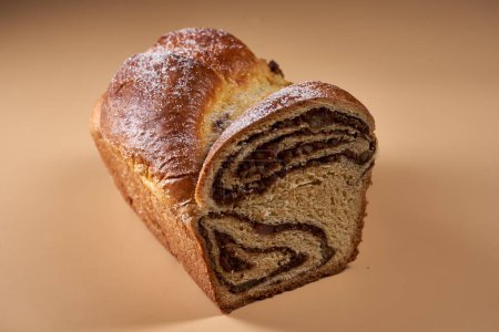Téléchargez les photos : Gâteau éponge au cacao, noix et délice turc sur fond beige - en image libre de droit