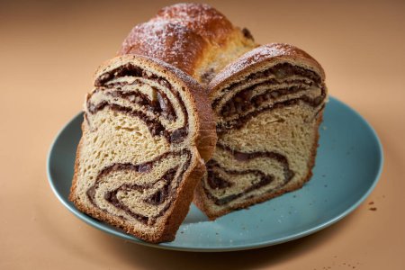 Téléchargez les photos : Gâteau éponge au cacao, noix et délice turc sur fond beige - en image libre de droit