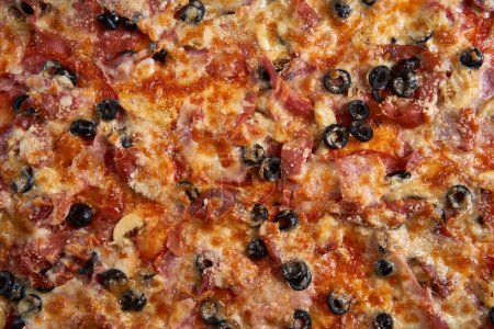 Téléchargez les photos : Macro shot sur une pizza avec du parmesan fondu couvrant des ingrédients tels que des olives, des pepperoni ou du jambon - en image libre de droit