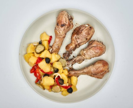Téléchargez les photos : Bâtonnets de poulet grillés avec un plat d'accompagnement de salade de légumes marinés, isolés sur fond blanc - en image libre de droit