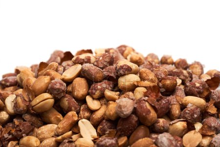 Téléchargez les photos : Cacahuètes salées cuites au four en peau rouge, gros plan en studio - en image libre de droit