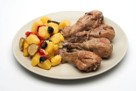 Foto de Palitos de pollo a la parrilla con un acompañamiento de ensalada de verduras en vinagre, aisladas sobre fondo blanco - Imagen libre de derechos