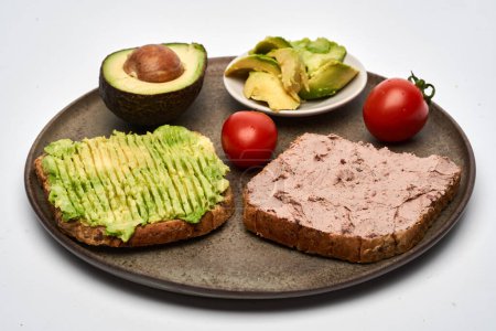Téléchargez les photos : Petit déjeuner avec foie gras pâté et avocat sur pain grillé - en image libre de droit