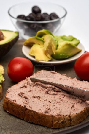 Téléchargez les photos : Petit déjeuner avec foie gras pâté et avocat sur pain grillé - en image libre de droit