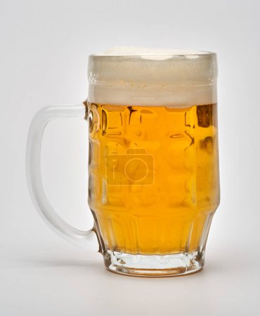 Téléchargez les photos : Bière blonde dans une grande tasse, isolée sur fond blanc - en image libre de droit