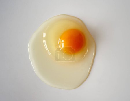 Foto de Lanzamiento plano de un huevo crudo aislado sobre fondo blanco - Imagen libre de derechos