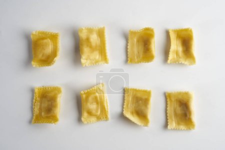 Téléchargez les photos : Pâtes farcies italiennes style Lombardie, Tortelli, au fromage, isolées sur fond blanc - en image libre de droit