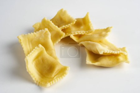 Téléchargez les photos : Pâtes farcies italiennes style Lombardie, Tortelli, au fromage, isolées sur fond blanc - en image libre de droit
