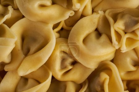 Téléchargez les photos : Tortellini italien, pâtes farcies, farcies au prosciutto cotto, cuites - en image libre de droit