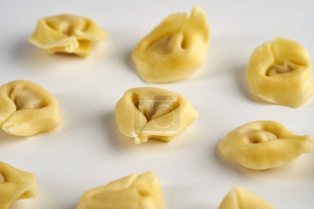 Foto de Tortellini pasta italiana de peluche aislada sobre fondo blanco - Imagen libre de derechos