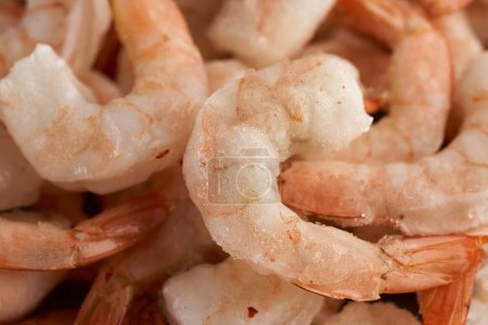 Téléchargez les photos : Gros plan de crevettes congelées prêtes à cuire - en image libre de droit