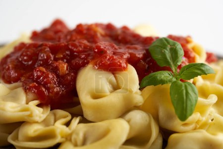 Téléchargez les photos : Pâtes de raviolis farcies à la sauce salsa et basilic, recette italienne - en image libre de droit