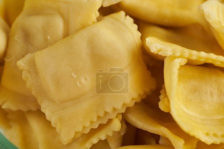 Foto de Pastas rellenas estilo lombardo italiano, Tortelli, con queso, primer plano - Imagen libre de derechos
