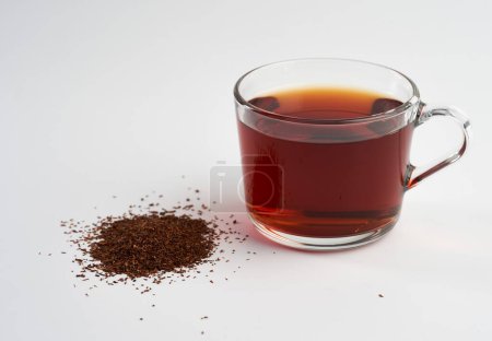 Téléchargez les photos : Rooibos thé, tasse de thé fraîchement infusé isolé sur fond blanc - en image libre de droit