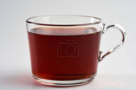 Foto de Té Rooibos, taza de té recién hecho aislado sobre fondo blanco - Imagen libre de derechos