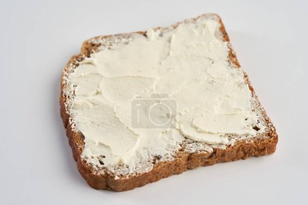 Téléchargez les photos : Tartinade de crème au fromage sur pain de seigle, isolée sur fond blanc - en image libre de droit