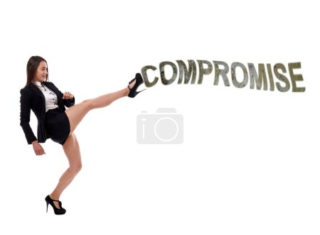 Junge Geschäftsfrau, die das Wort COMPROMISE wegkickt, Mixed-Media-Konzept des kompromisslosen Geschäfts