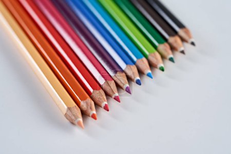 Téléchargez les photos : Lot de crayons multicolores pour dessin ou peinture, isolés sur fond blanc - en image libre de droit