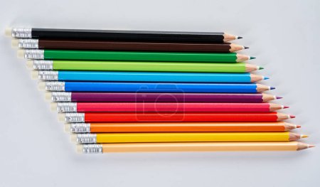 Téléchargez les photos : Lot de crayons multicolores pour dessin ou peinture, isolés sur fond blanc - en image libre de droit