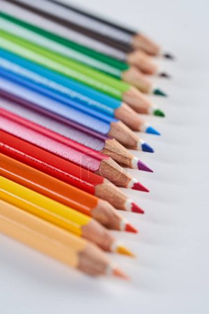 Foto de Conjunto de lápices multicolores para dibujar o pintar, aislados sobre fondo blanco - Imagen libre de derechos