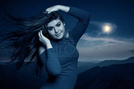 Téléchargez les photos : Beauté femme hispanique avec lever de lune sur les nuages dans les montagnes Fagaras en Roumanie - en image libre de droit