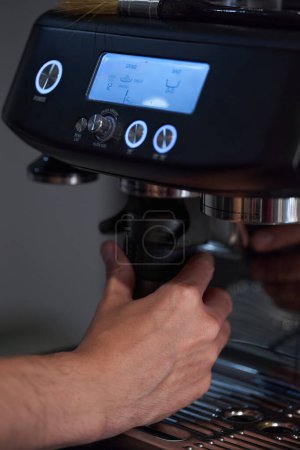 Foto de Varón barista utilizando herramientas profesionales para hacer café expreso de alta calidad, primer plano - Imagen libre de derechos