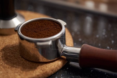 Téléchargez les photos : Gros plan de barista outils professionnels, la fabrication de café expresso de haute qualité - en image libre de droit