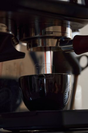 Téléchargez les photos : Gros plan de barista outils professionnels, la fabrication de café expresso de haute qualité - en image libre de droit