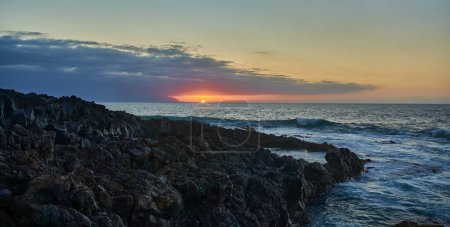 Téléchargez les photos : Coucher de soleil de Tenerife, îles Canaries d'Espagne, dans l'océan Atlantique, une destination colorée dynamique pour les vacances et le tourisme - en image libre de droit