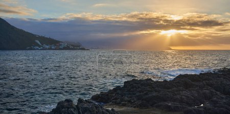 Téléchargez les photos : Coucher de soleil de Tenerife, îles Canaries d'Espagne, dans l'océan Atlantique, une destination colorée dynamique pour les vacances et le tourisme - en image libre de droit
