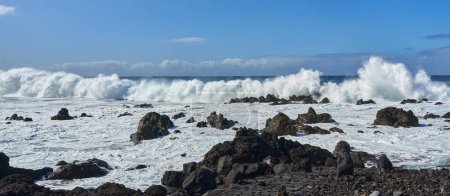 Foto de Paisaje marino con olas rompiendo a orillas de la isla volcánica de Tenerife - Imagen libre de derechos