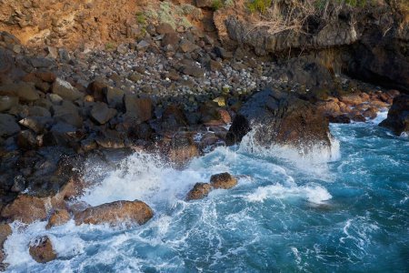 Téléchargez les photos : Vagues s'écrasant sur le rivage rocheux volcanique de Tenerife - en image libre de droit
