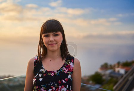 Téléchargez les photos : Portrait au coucher du soleil d'une jeune femme heureuse dans les îles de Ténérife - en image libre de droit